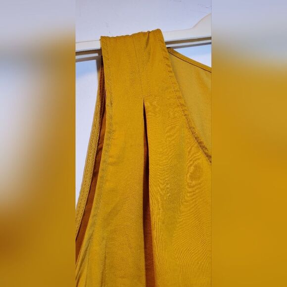 Small Banana Republic Mustard V-neck Sleeveless Top Pleats Loose Fit - Picture 5 of 6